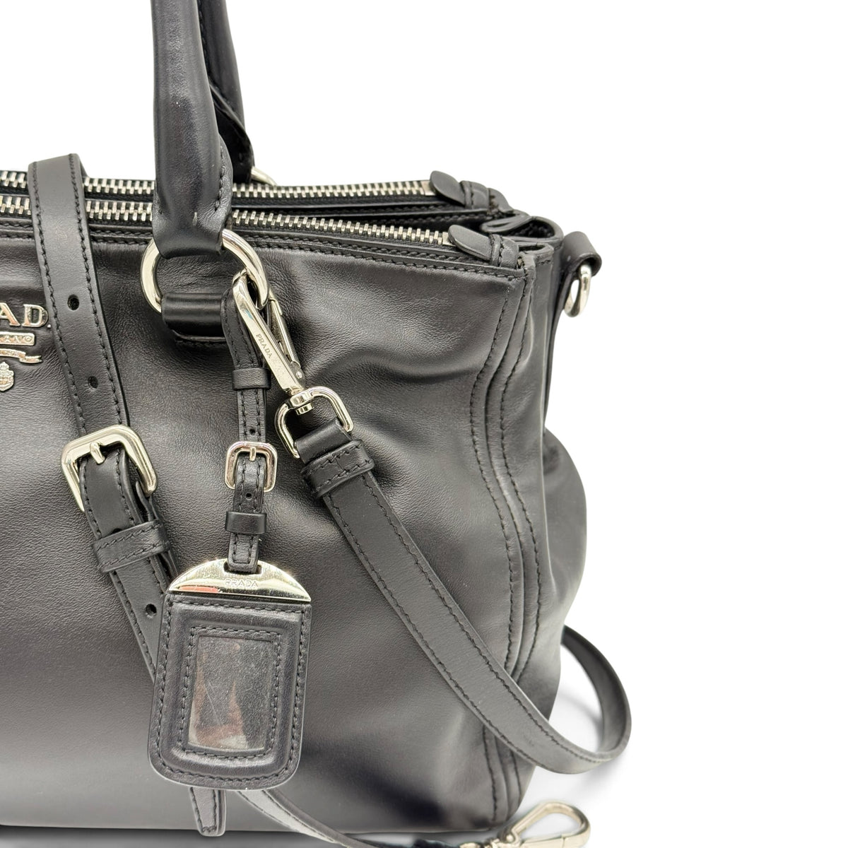 Borsa a mano Borse Vintage PRADA in pelle nera con dettagli in metallo argentato, tracolla e portachiavi a clochette