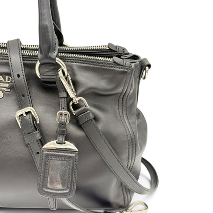 Borsa a mano Borse Vintage PRADA in pelle nera con dettagli in metallo argentato, tracolla e portachiavi a clochette