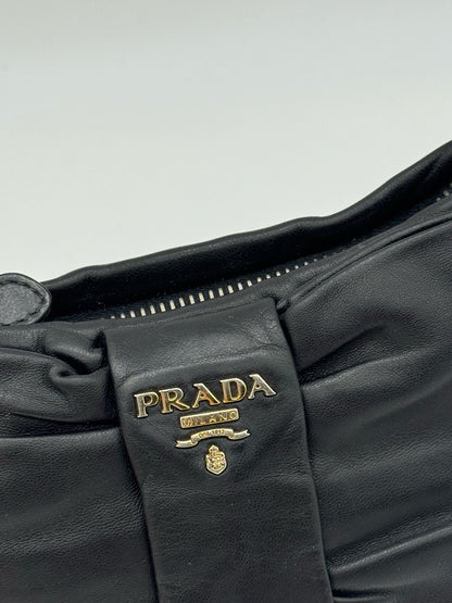 Dettaglio borsa a spalla Borse Vintage Prada in pelle nera con fiocco decorativo e logo in metallo dorato