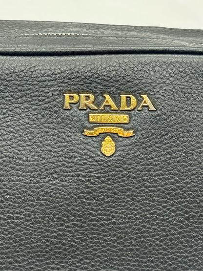 Dettaglio del logo Prada Milano in metallo dorato su borsa Borse Vintage in pelle nera martellata Vitello Phenix