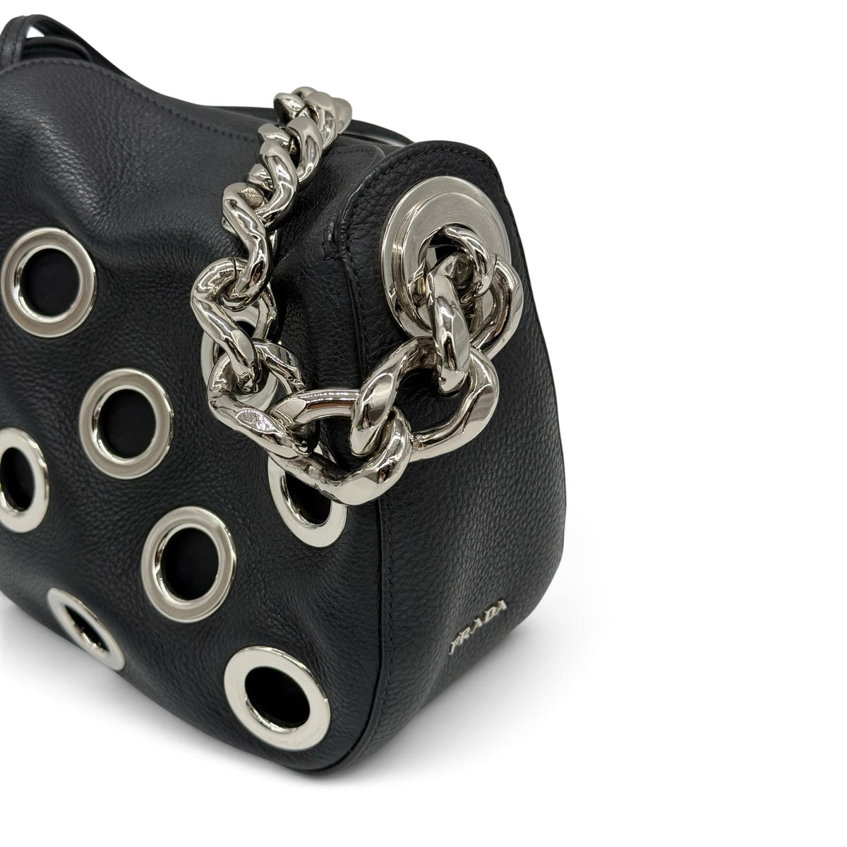 Borsa a spalla Borse Vintage Prada in pelle nera granulata con grandi occhielli metallici argento e catena lucida