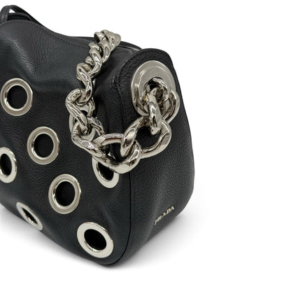 Borsa a spalla Borse Vintage Prada in pelle nera granulata con grandi occhielli metallici argento e catena lucida