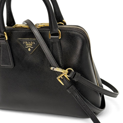 Borsa a mano Borse Vintage PRADA in pelle Saffiano nera con logo triangolare dorato e tracolla rimovibile