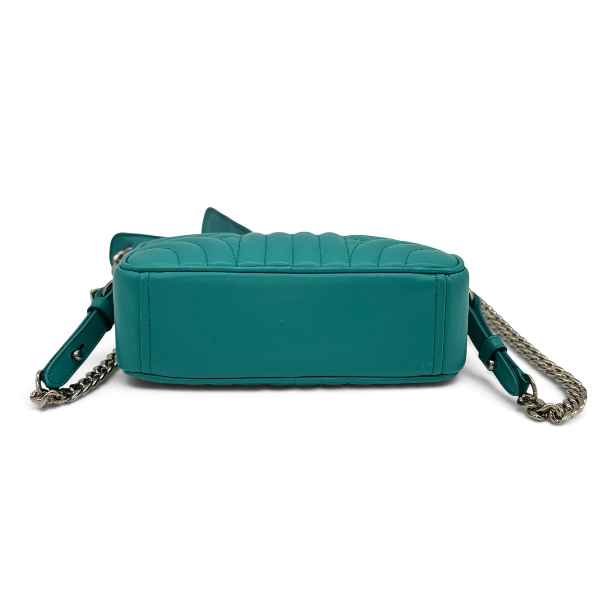 Borsa a tracolla Borse Vintage Prada in pelle trapuntata verde smeraldo con catena metallica vista dal basso