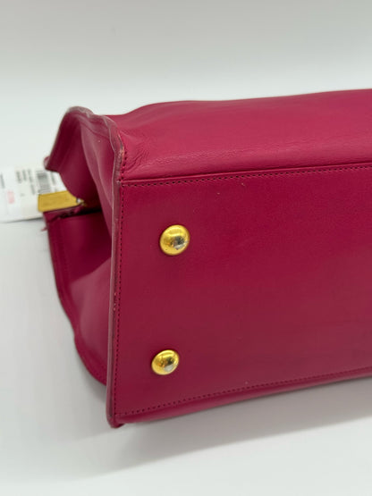 Dettaglio della base in pelle fucsia della borsa Borse Vintage Saint Laurent con piedini protettivi in metallo dorato