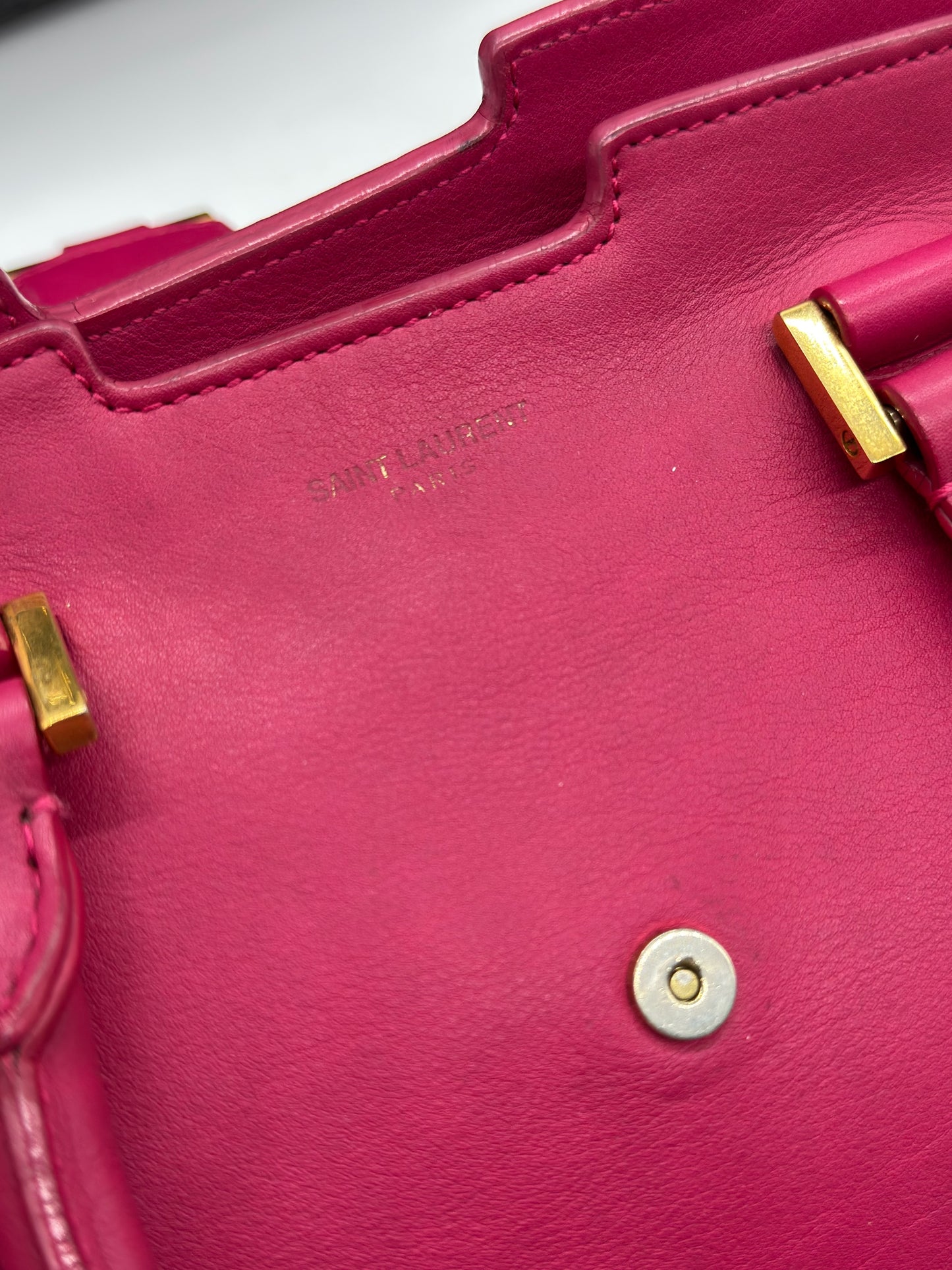 Borsa a mano Borse Vintage Saint Laurent in pelle fucsia con logo impresso e dettagli in metallo dorato