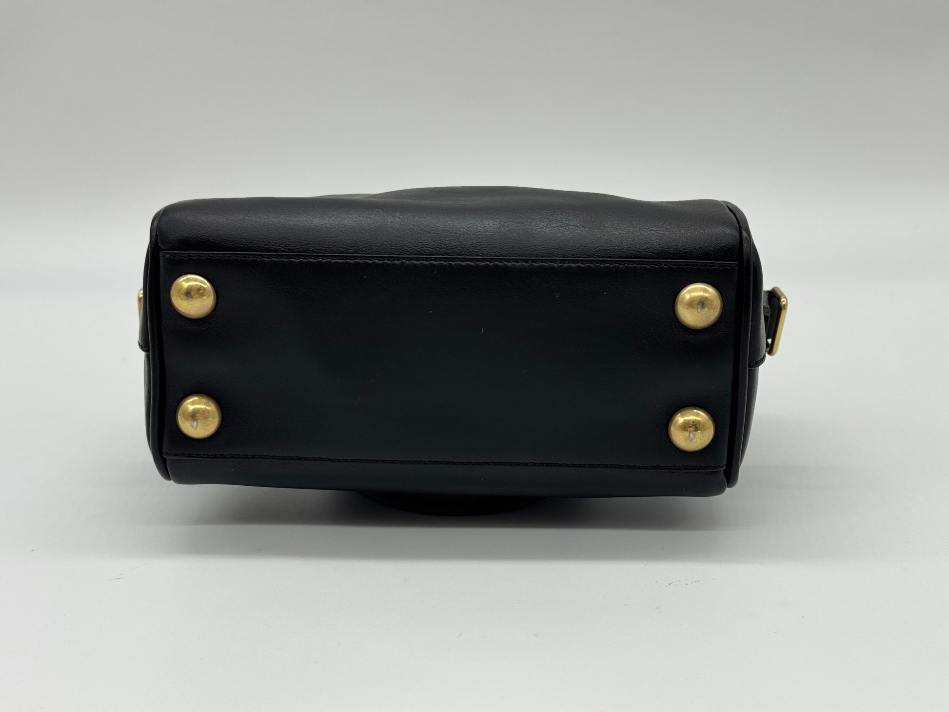 Base della borsa a mano Borse Vintage Saint Laurent in pelle nera con quattro piedini protettivi in metallo dorato