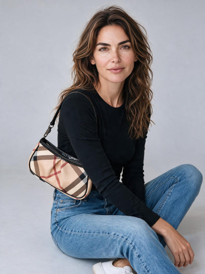 Modella indossa borsa a spalla Borse Vintage Burberry con iconico motivo a quadri beige e dettagli in vernice nera