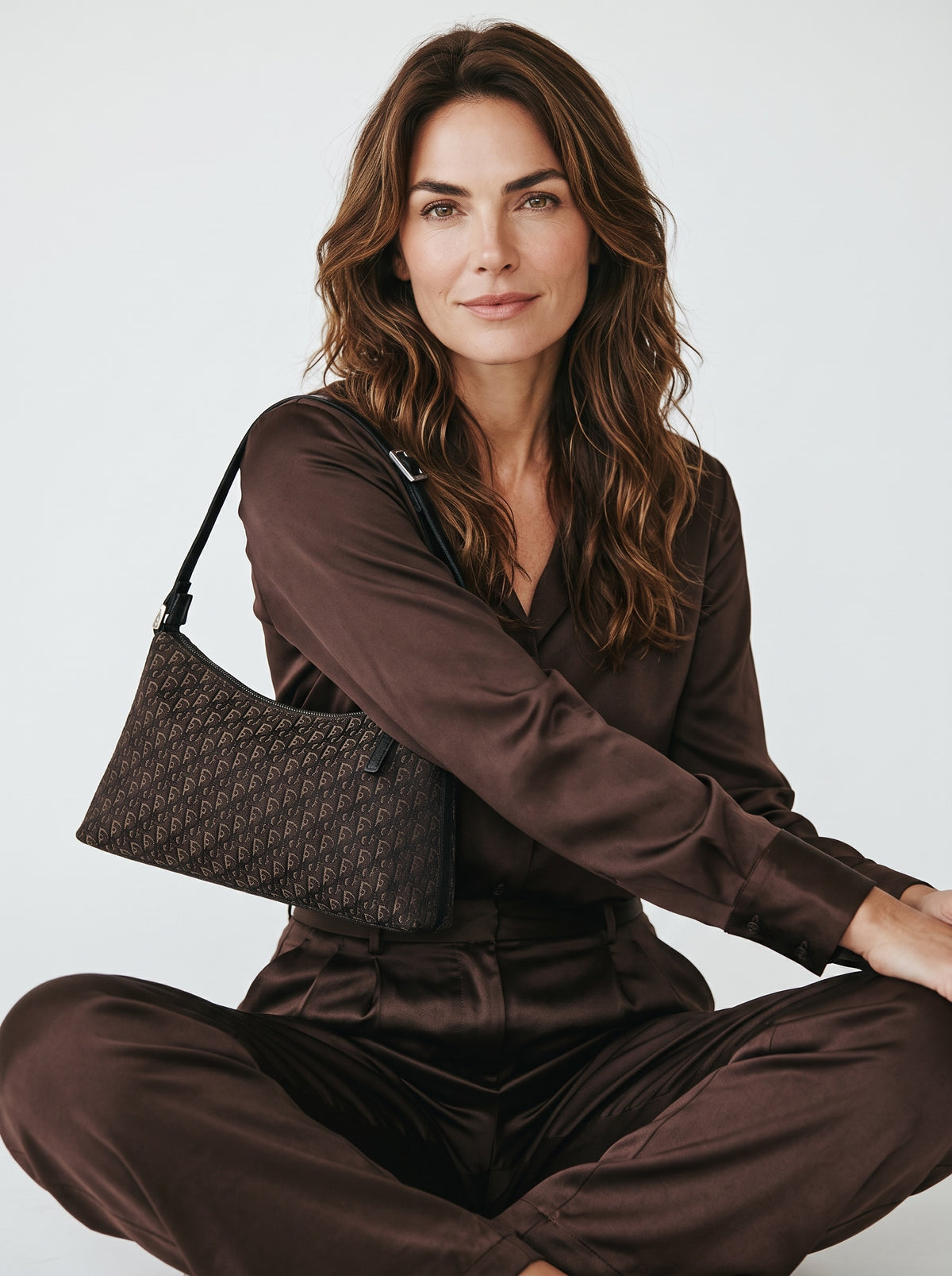 Modella indossa borsa a spalla Borse Vintage Christian Dior marrone con motivo monogramma e tracolla regolabile