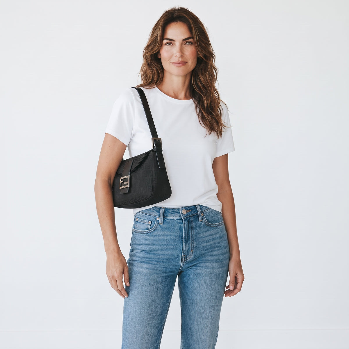 Modella indossa borsa a spalla FENDI Baguette nera in tessuto monogrammato con dettagli in pelle da Borse Vintage