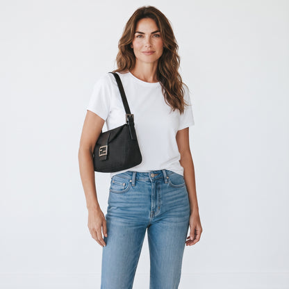 Modella indossa borsa a spalla FENDI Baguette nera in tessuto monogrammato con dettagli in pelle da Borse Vintage