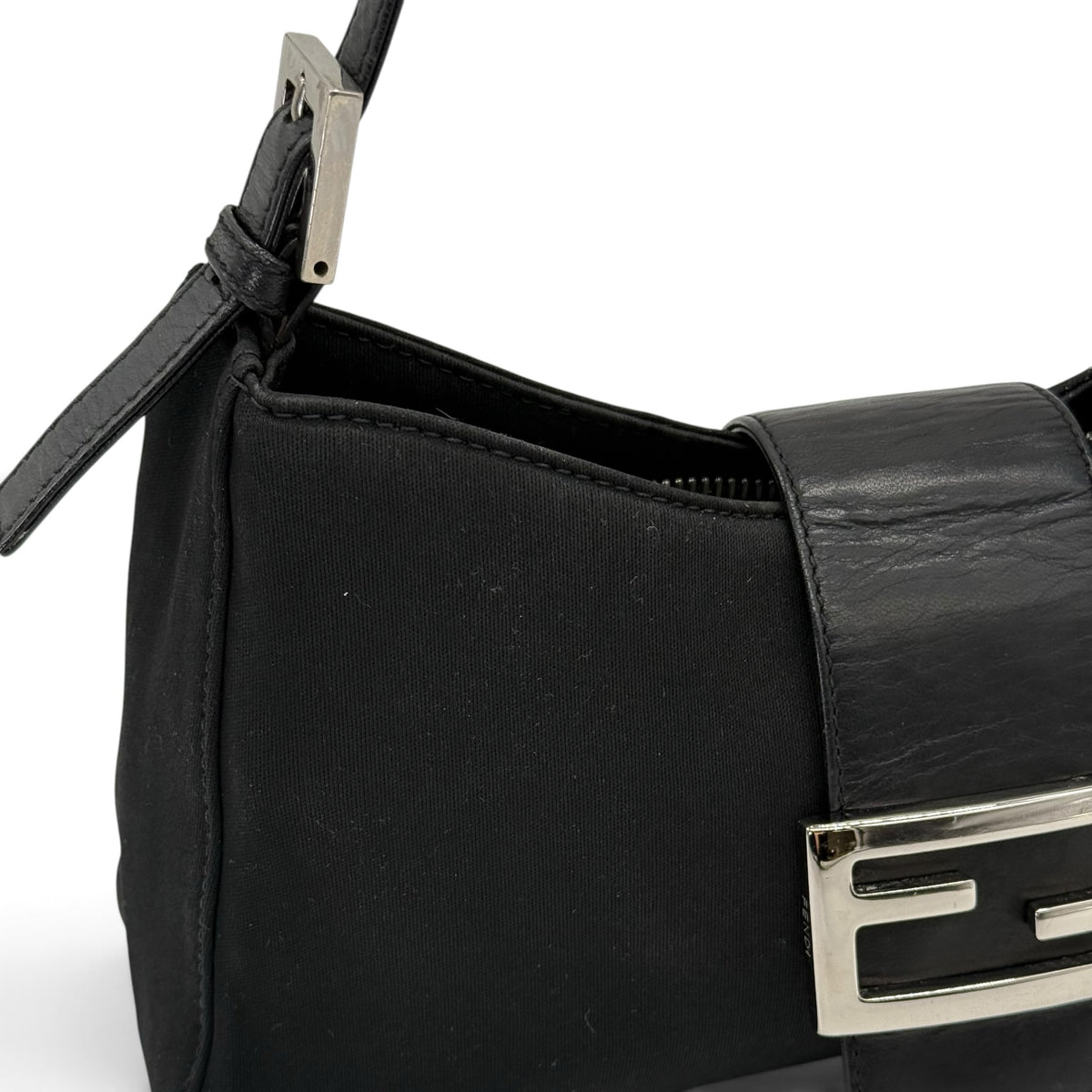 Borsa a spalla Borse Vintage Fendi in tessuto nero con dettagli in pelle e fibbia metallica frontale iconica