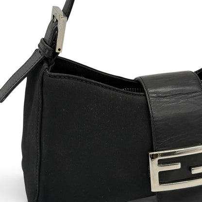 Borsa a spalla Borse Vintage Fendi in tessuto nero con dettagli in pelle e fibbia metallica frontale iconica