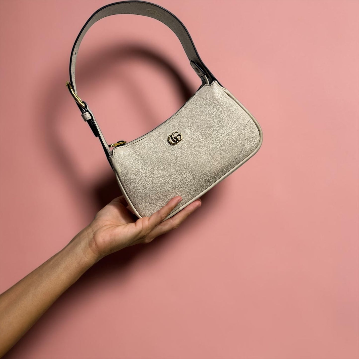 Borsa a spalla Borse Vintage Gucci Ophidia in pelle martellata avorio con logo GG dorato tenuta in mano