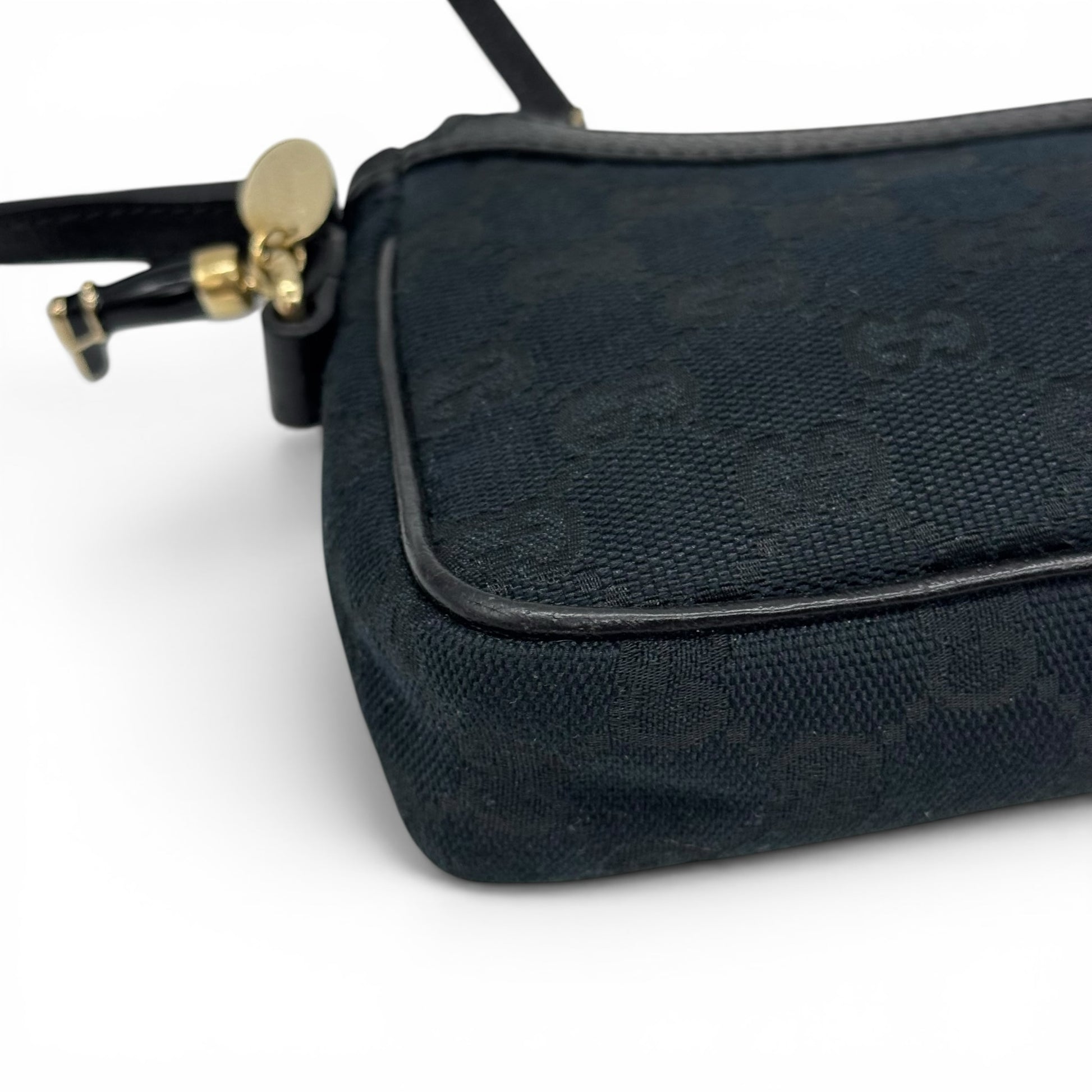 Borsa a spalla Borse Vintage Gucci in tessuto nero con monogramma tono su tono, dettagli in pelle e ciondolo dorato.