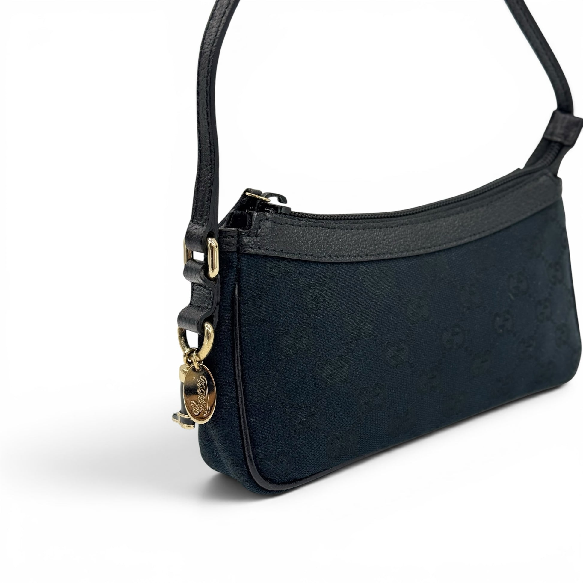 Borsa a spalla Borse Vintage Gucci in tessuto nero con monogramma, finiture in pelle e ciondolo dorato.