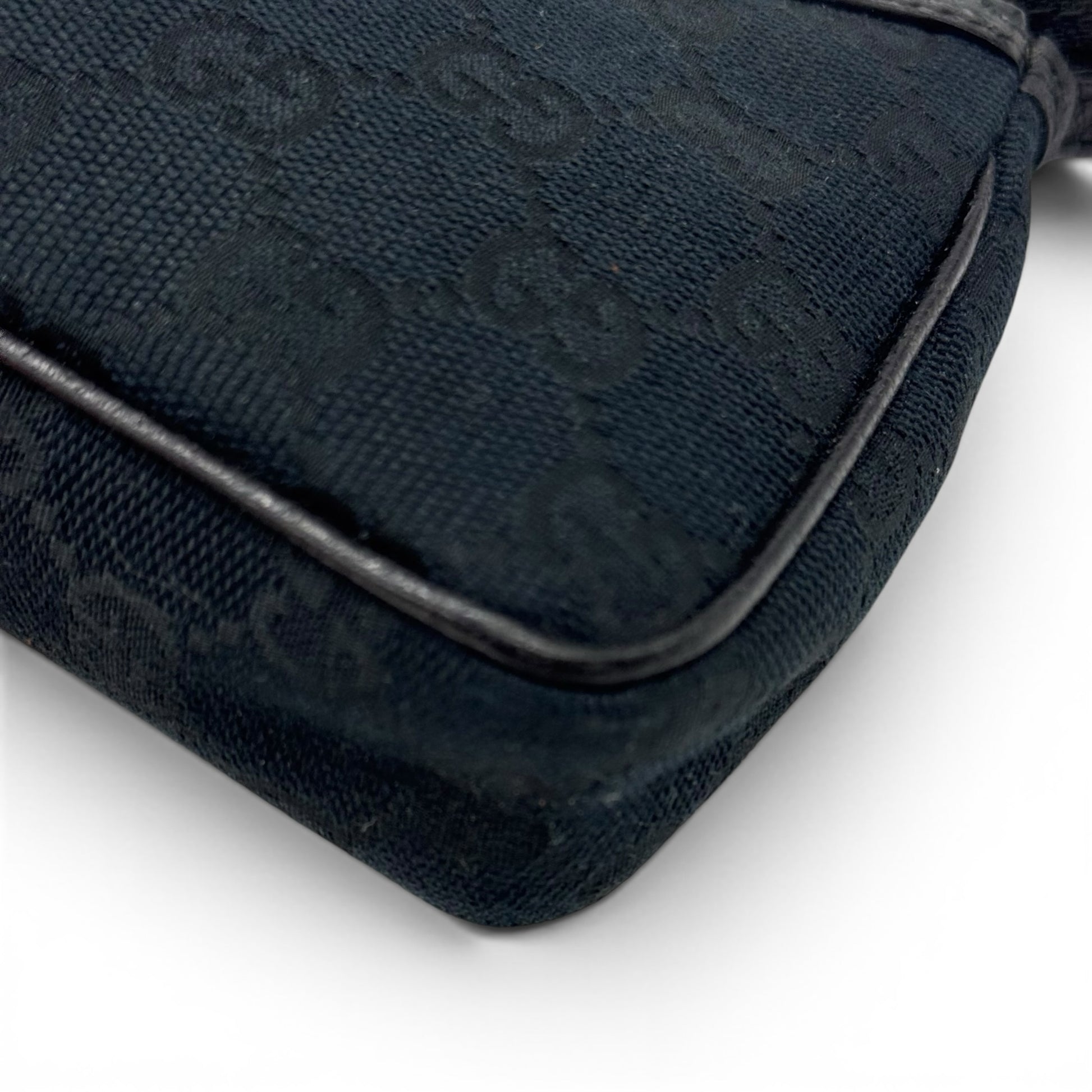 Borsa a spalla Borse Vintage Gucci in tessuto nero con iconico motivo monogramma tono su tono e dettagli in pelle