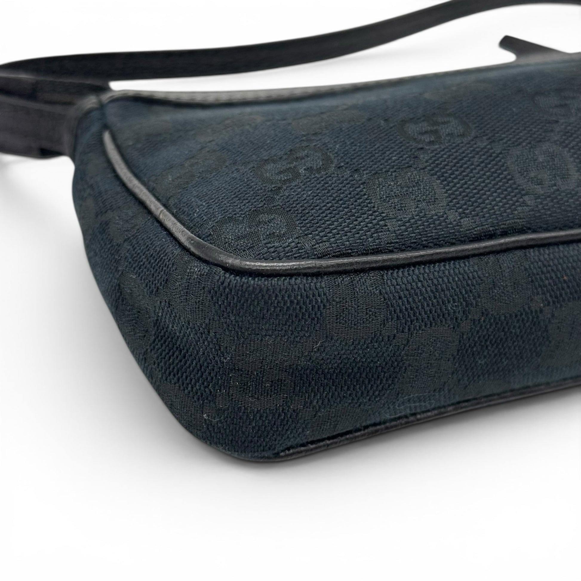 Borsa a spalla Borse Vintage Gucci in tessuto nero con iconico motivo monogramma tono su tono e dettagli in pelle.