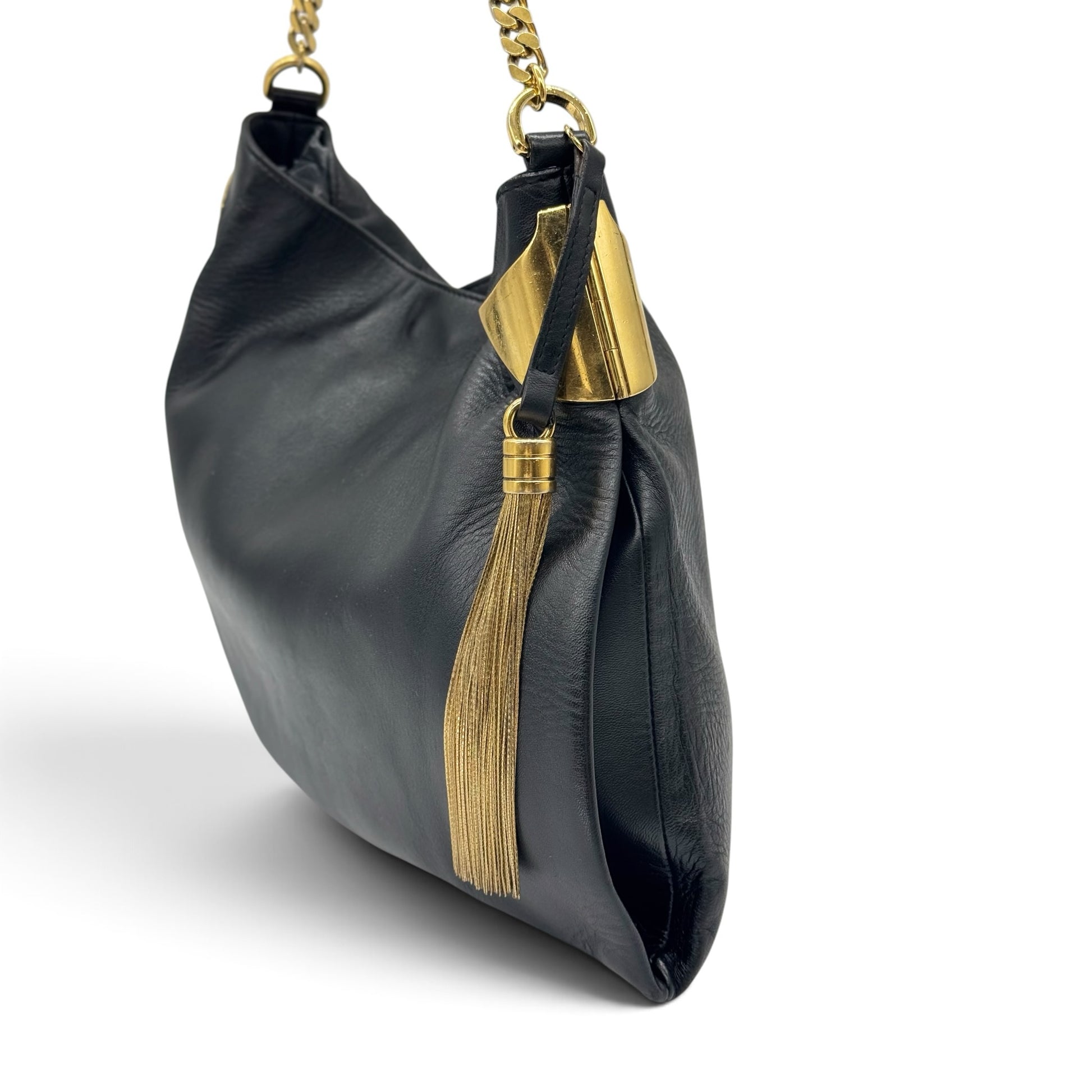 Borsa a spalla Borse Vintage Gucci in pelle nera con dettagli metallici dorati, nappa decorativa e tracolla a catena.