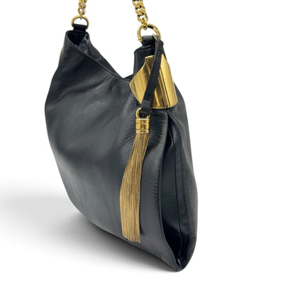 Borsa a spalla Borse Vintage Gucci in pelle nera con dettagli metallici dorati, nappa decorativa e tracolla a catena.