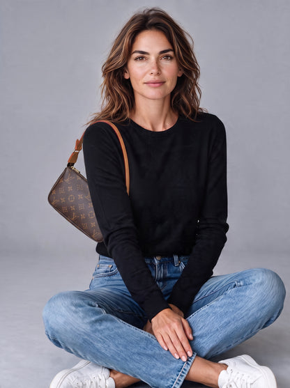 Modella seduta indossa borsa a spalla Louis Vuitton Pochette Accessoires in tela Monogram marrone di Borse Vintage