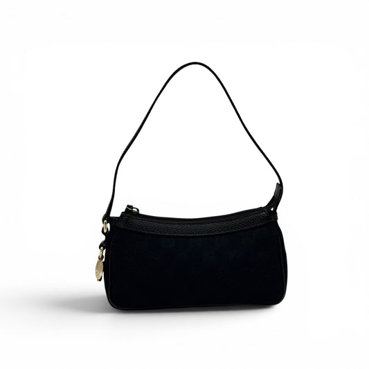 Borsa a spalla Borse Vintage in tessuto nero con monogramma, dettagli in pelle e ciondolo dorato su fondo bianco