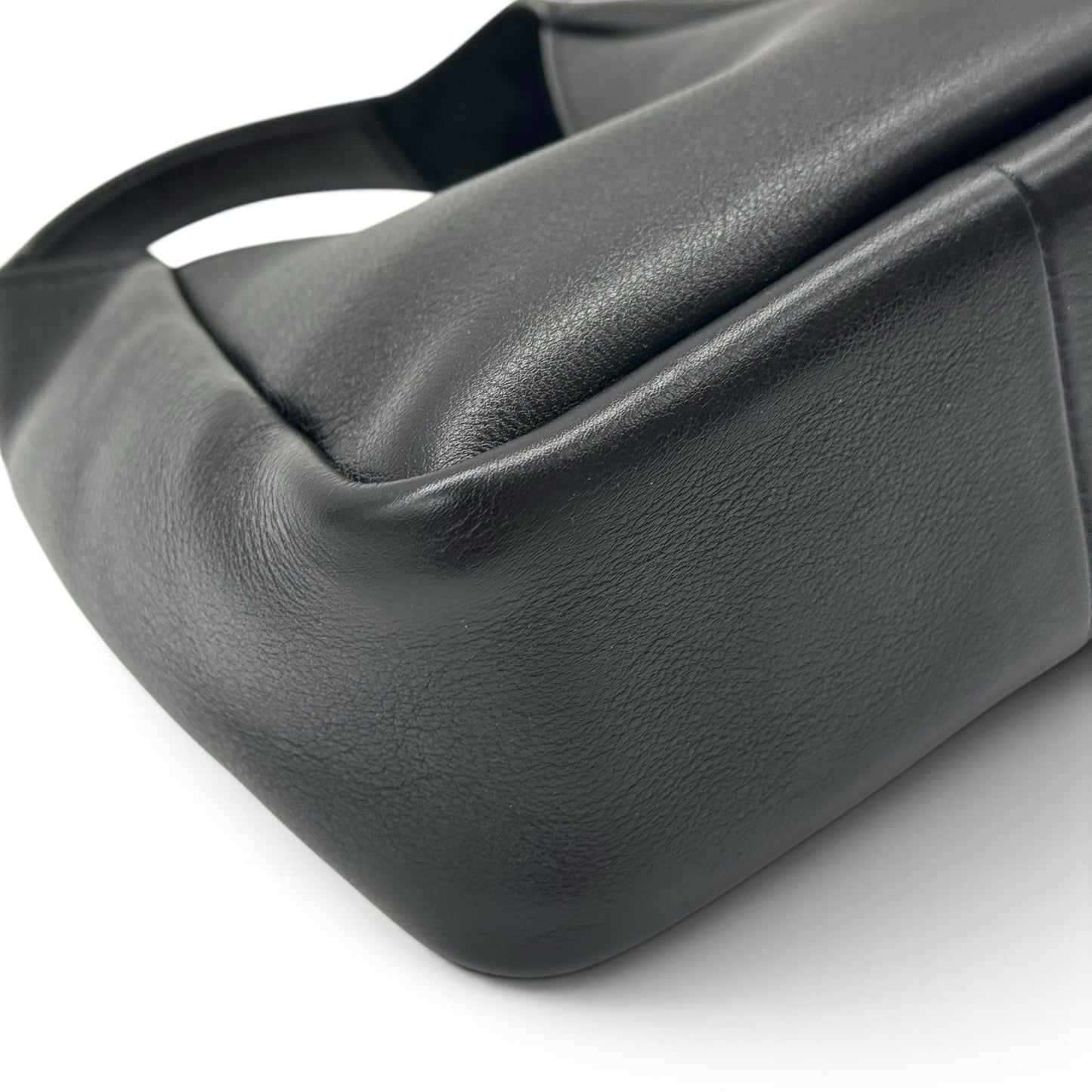 Dettaglio della borsa a spalla Borse Vintage Givenchy Mara in pelle nera granulata con finiture artigianali