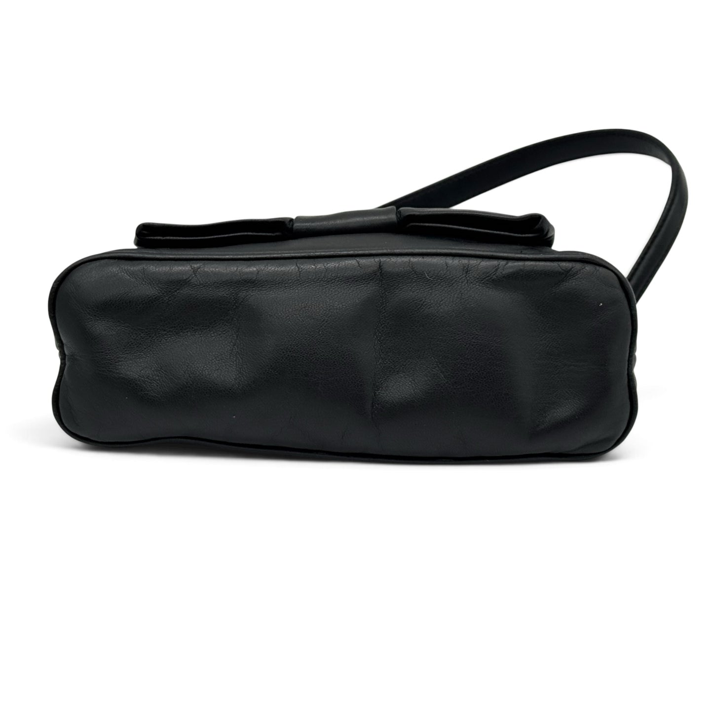 Borsa a spalla Borse Vintage Prada in pelle nera con dettaglio a fiocco, vista dal basso su fondo bianco
