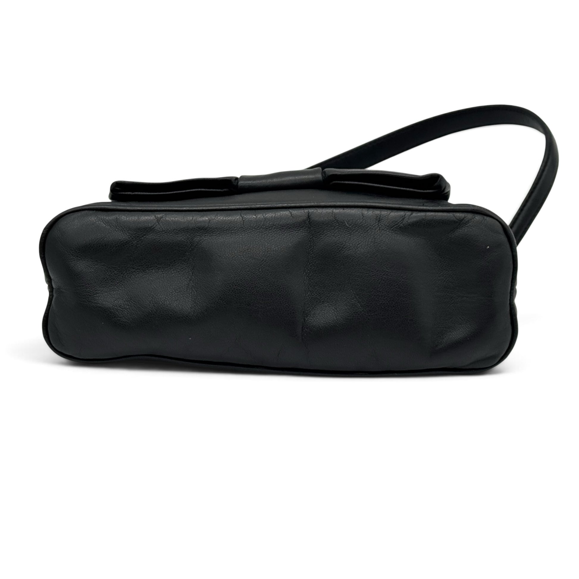 Borsa a spalla Borse Vintage Prada in pelle nera con dettaglio a fiocco, vista dal basso su fondo bianco