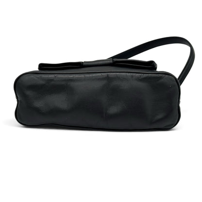 Borsa a spalla Borse Vintage Prada in pelle nera con dettaglio a fiocco, vista dal basso su fondo bianco