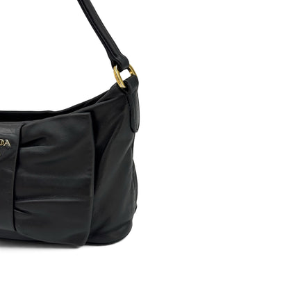 Borsa a spalla Borse Vintage Prada in pelle nera con dettaglio a fiocco frontale e logo in metallo dorato