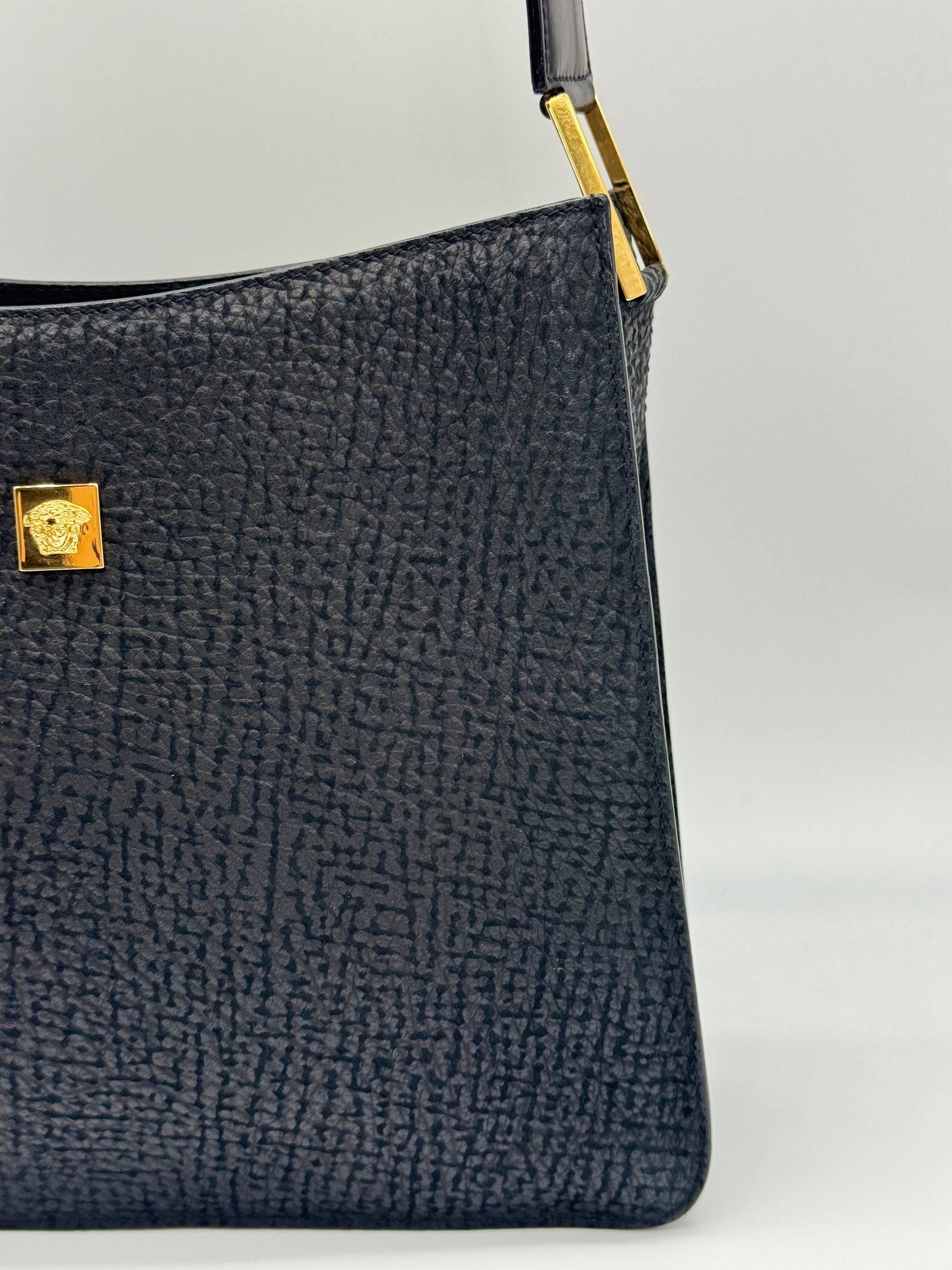 Borsa a spalla Borse Vintage Gianni Versace in pelle nera granulata con iconico logo Medusa dorato