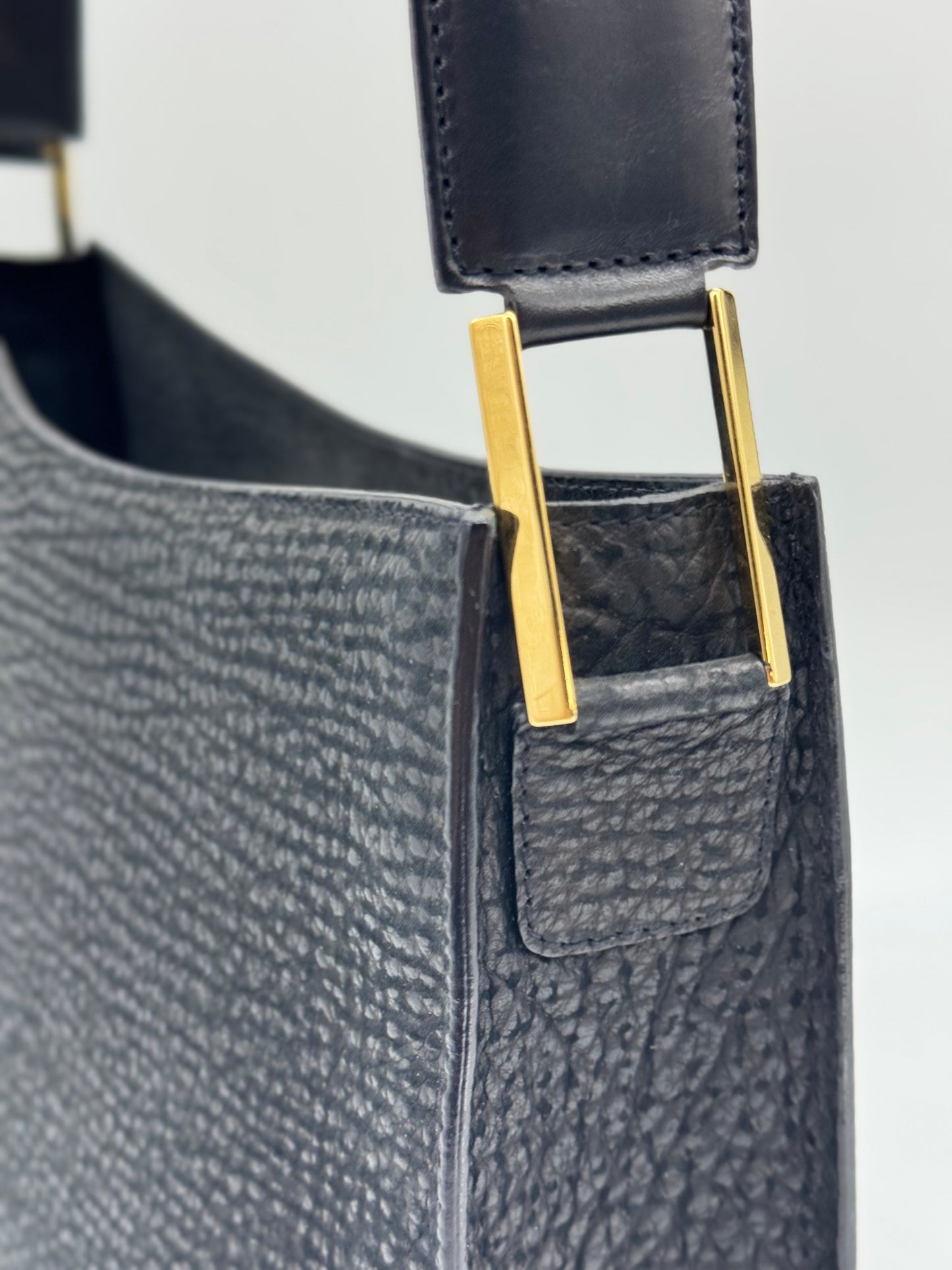 Borsa a spalla Borse Vintage Gianni Versace in pelle nera granulata con dettagli in metallo dorato