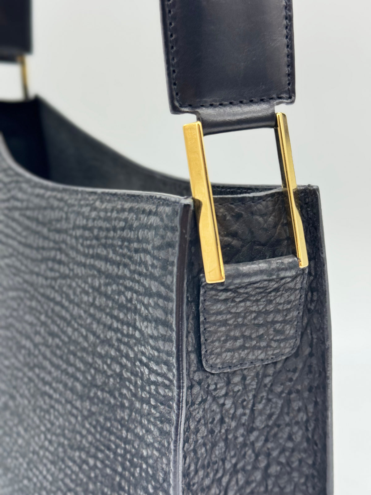 Borsa a spalla Borse Vintage Gianni Versace in pelle nera granulata con dettagli in metallo dorato
