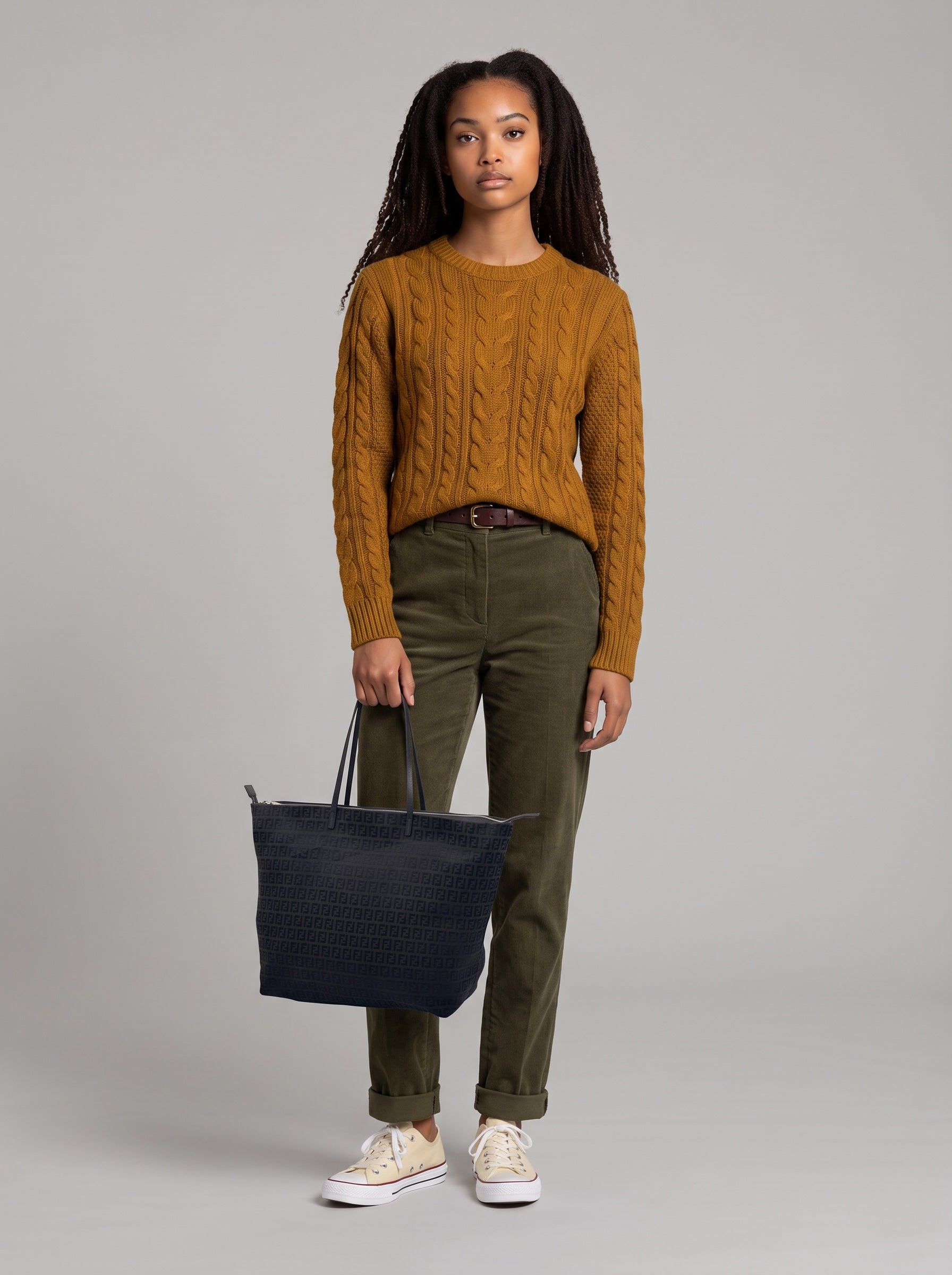 Modella che indossa una borsa tote Fendi nera con motivo FF jacquard, proposta da Borse Vintage