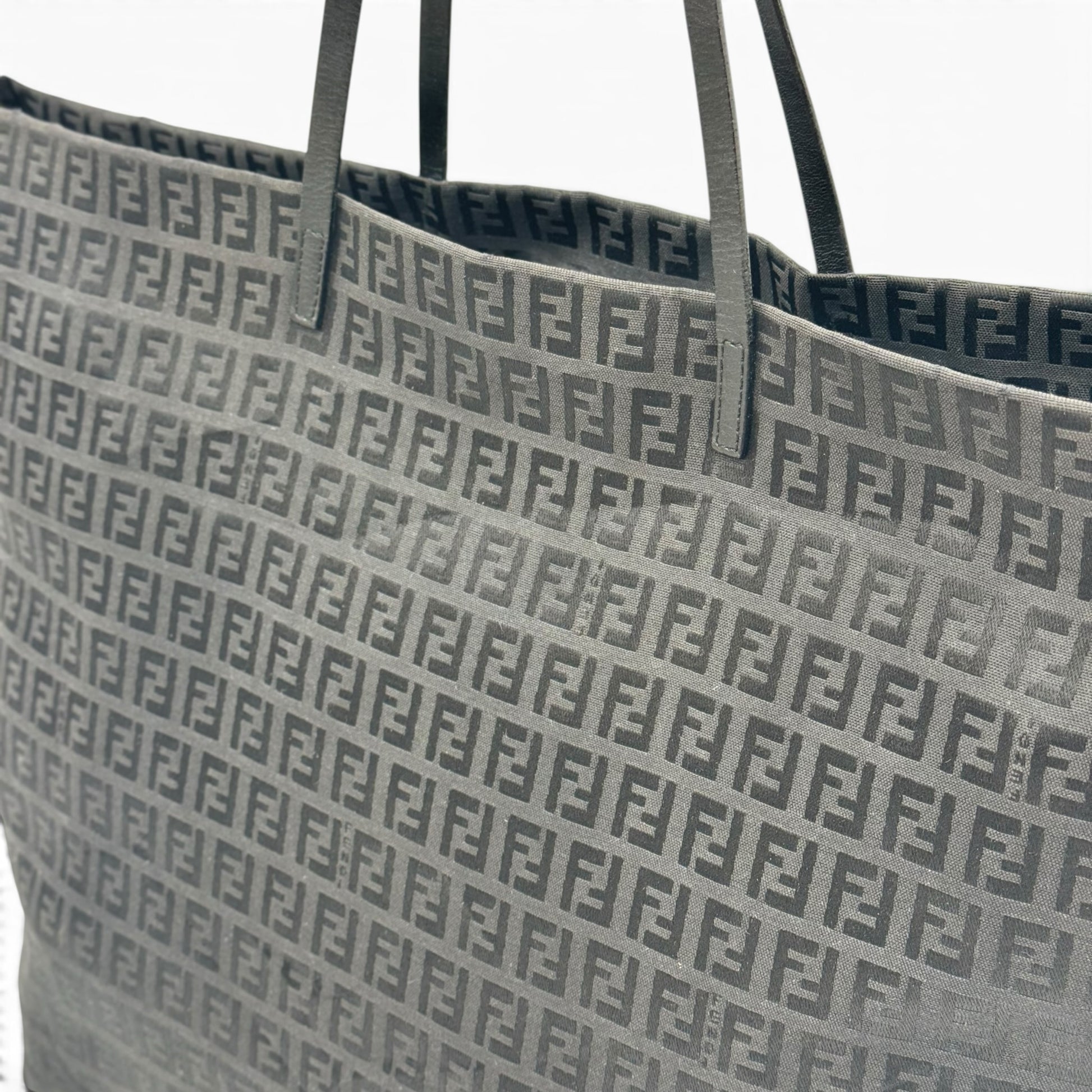 Borsa tote Borse Vintage Fendi in tessuto tecnico nero con iconico motivo logo FF jacquard e manici sottili