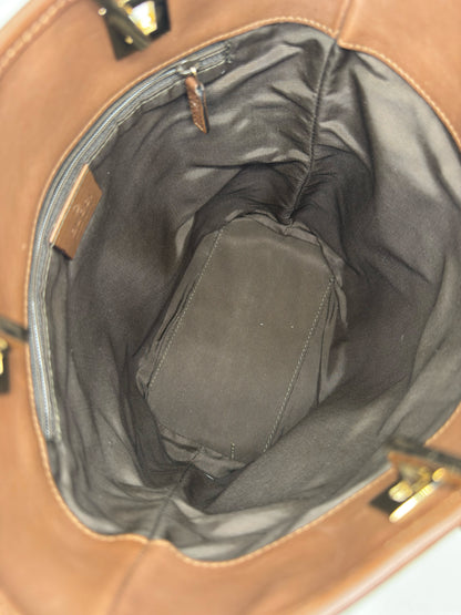 Interno della borsa tote Borse Vintage Gucci in tessuto marrone con fodera scura, tasca con zip e dettagli in pelle