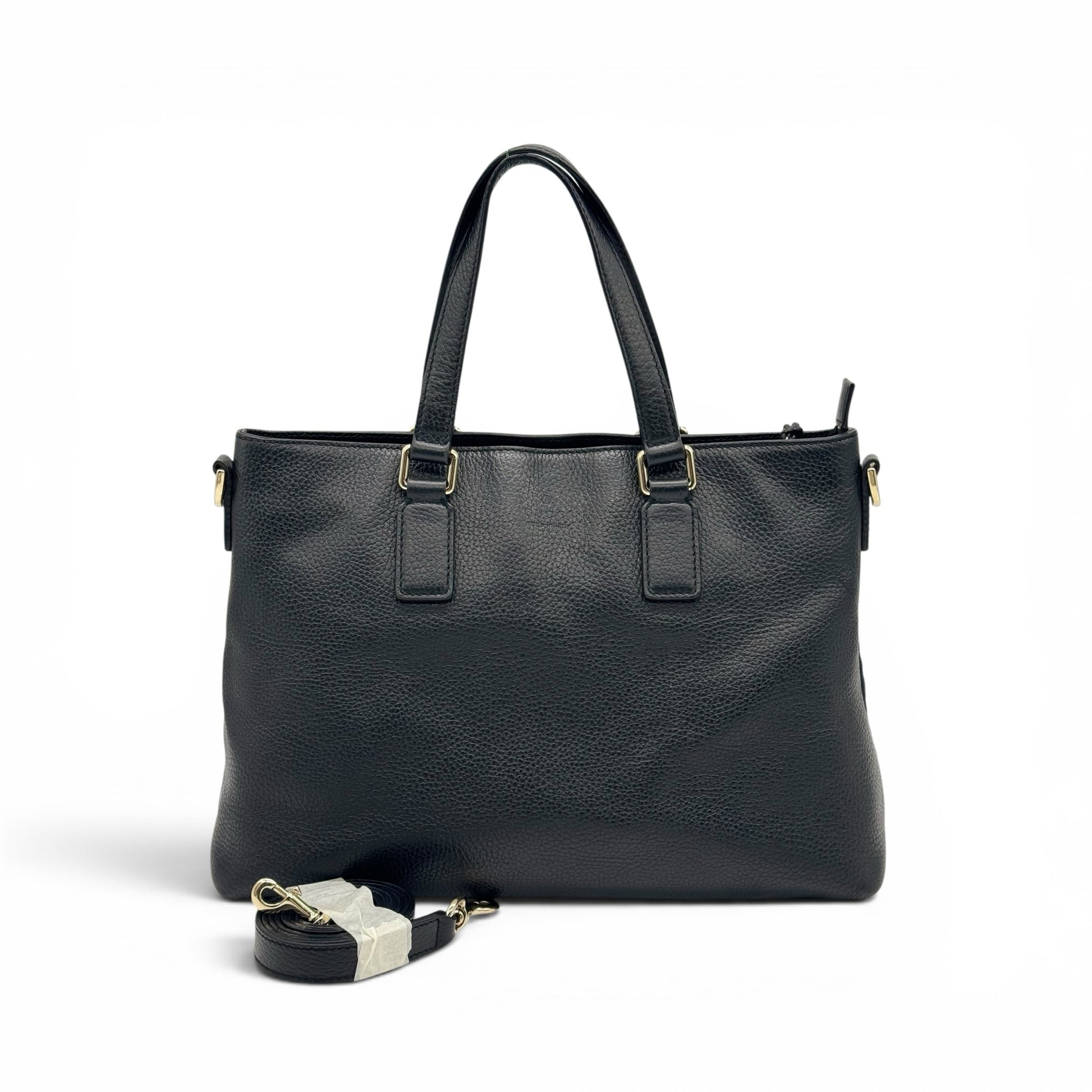 Borsa tote Borse Vintage Gucci in pelle nera martellata con dettagli dorati e tracolla rimovibile su sfondo bianco