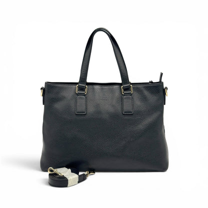 Borsa tote Borse Vintage Gucci in pelle nera martellata con dettagli dorati e tracolla rimovibile su sfondo bianco