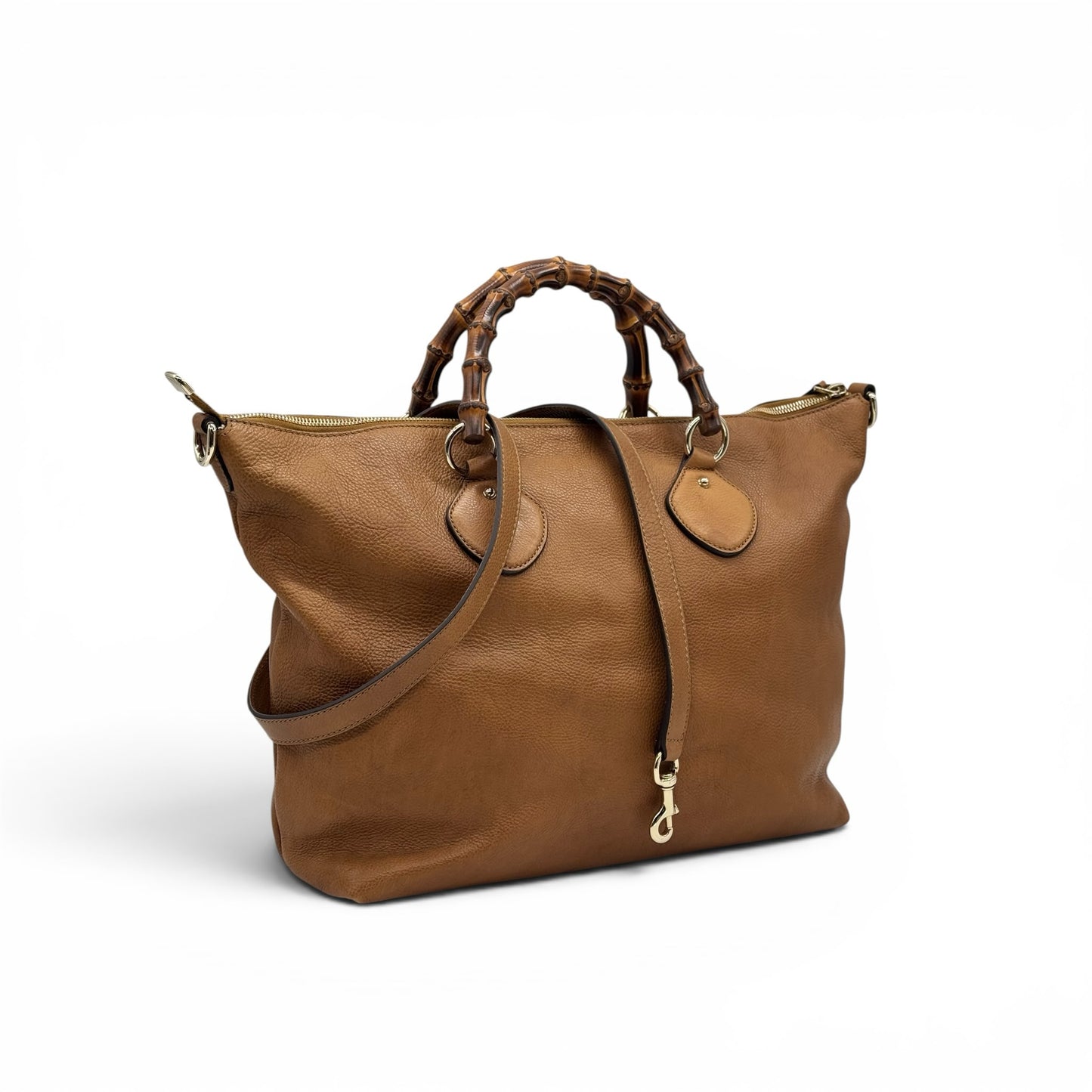 Borsa tote Borse Vintage Gucci in pelle martellata color cuoio con iconici manici in bambù e tracolla rimovibile.