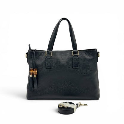 Borsa Tote Borse Vintage Gucci in pelle nera martellata con dettagli dorati, nappe in bambù e tracolla rimovibile.