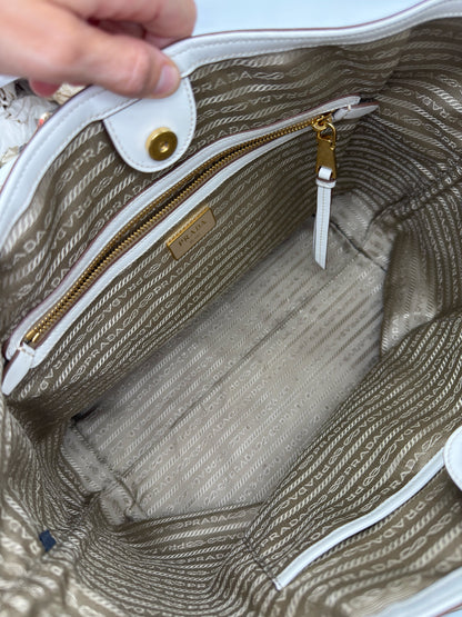 Interno della borsa tote Borse Vintage Prada in tessuto tecnico kaki con fodera logata e dettagli in pelle bianca