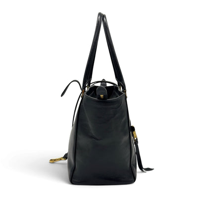 Borsa tote Borse Vintage Prada in pelle nera martellata con dettagli in metallo dorato, vista laterale.