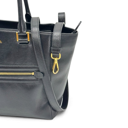 Borsa tote Borse Vintage Prada in pelle nera martellata con dettagli in metallo dorato, tasca frontale e tracolla.