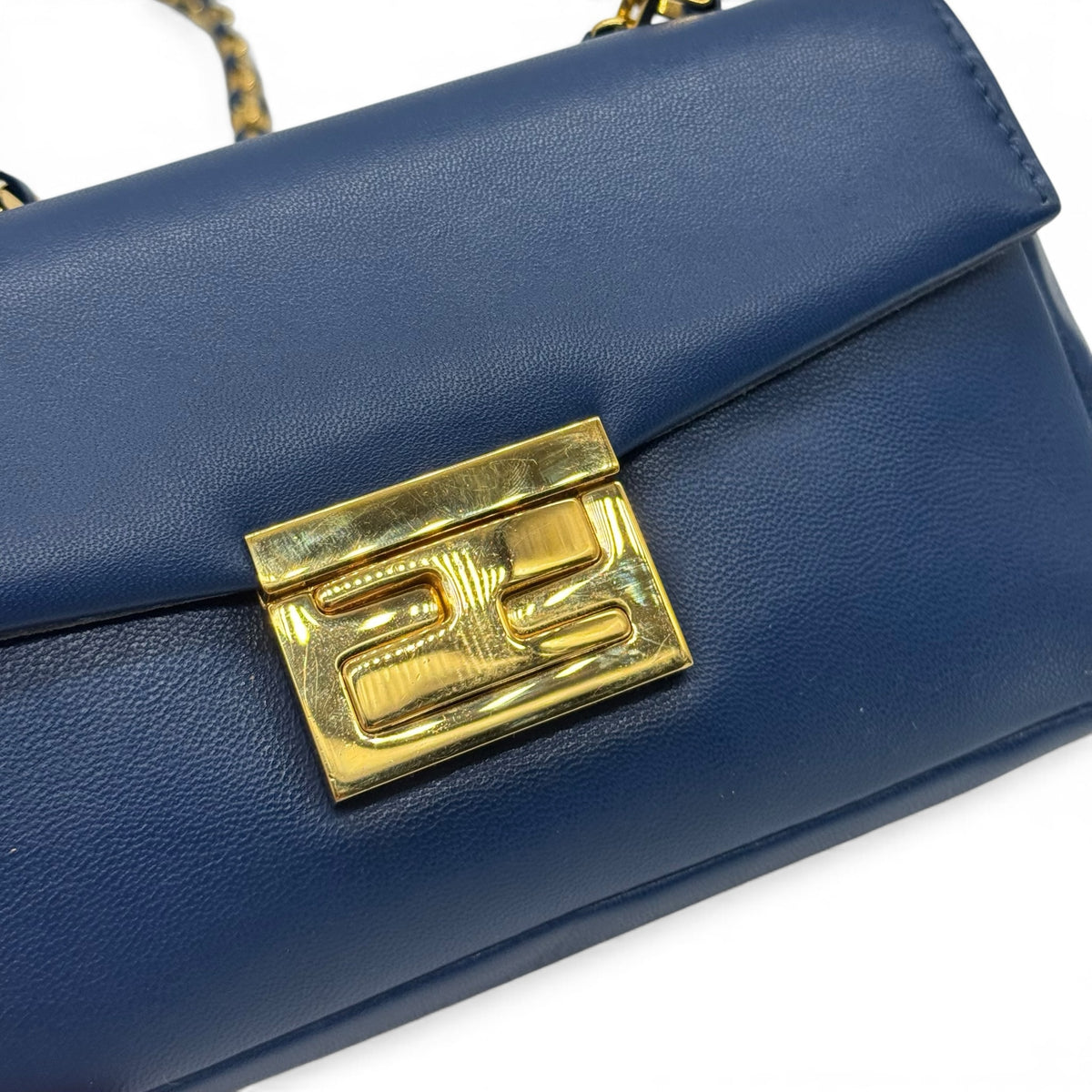 Borsa a tracolla Borse Vintage Fendi in pelle blu con chiusura metallica dorata e tracolla a catena