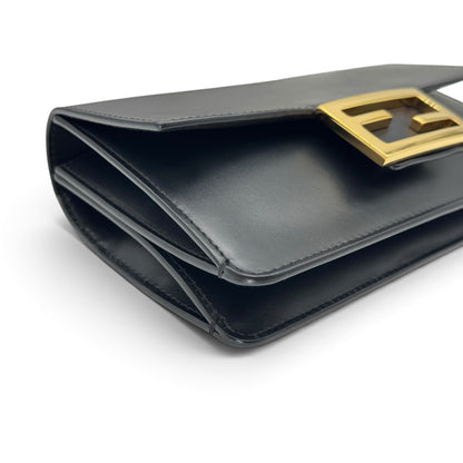 Borsa a tracolla Borse Vintage Fendi in pelle nera liscia con chiusura magnetica logo FF in metallo dorato