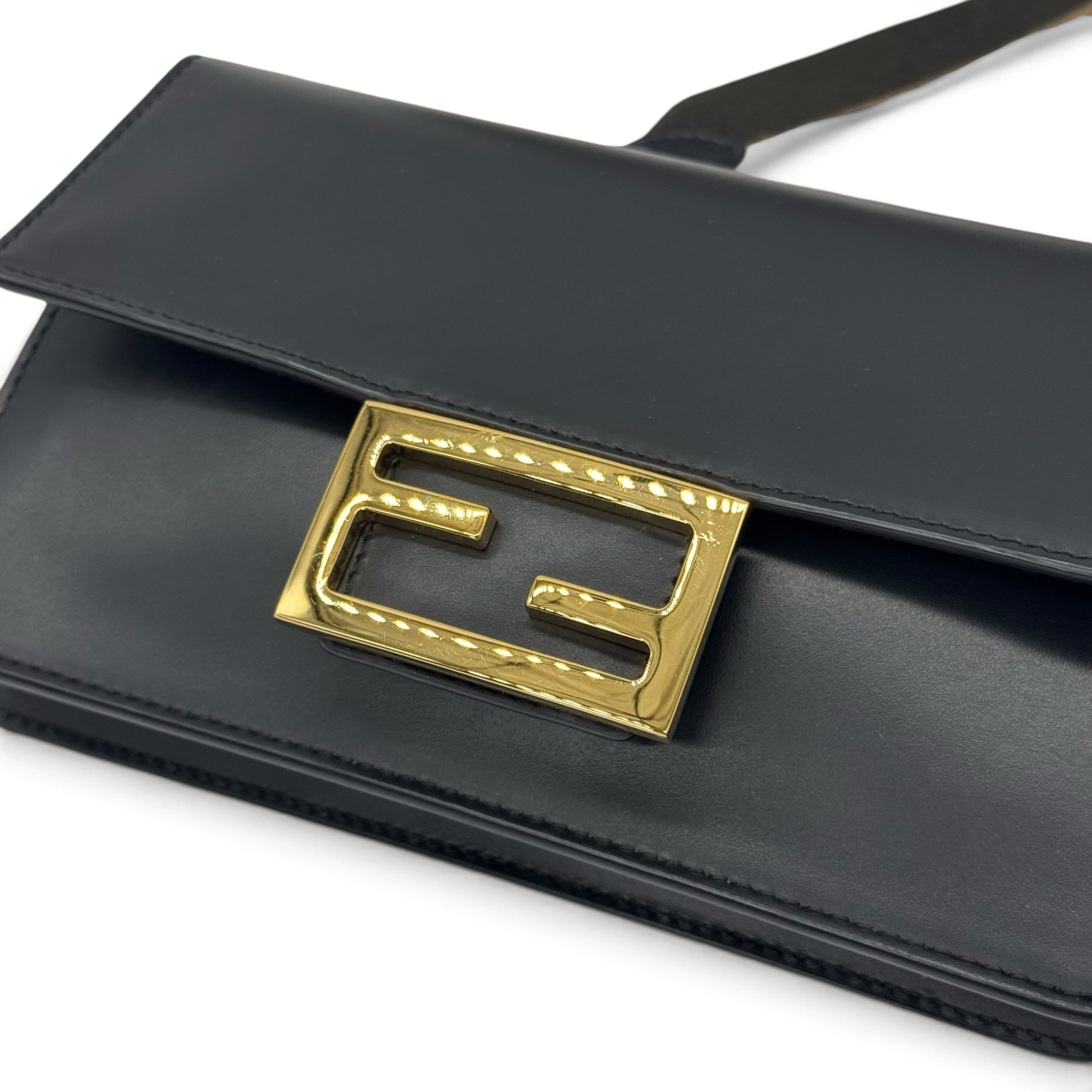 Borsa a tracolla Borse Vintage Fendi in pelle nera liscia con logo FF dorato e tracolla a contrasto
