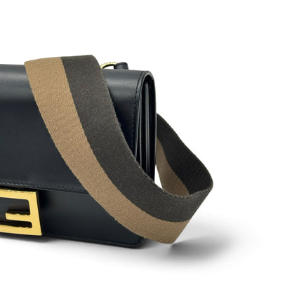 Borsa a tracolla Borse Vintage Fendi in pelle nera con logo FF dorato e tracolla in tessuto marrone e nero