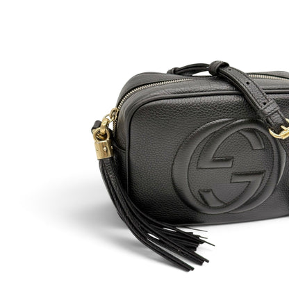 Borsa a tracolla Borse Vintage Gucci in pelle nera martellata con logo impresso, nappa laterale e dettagli dorati.