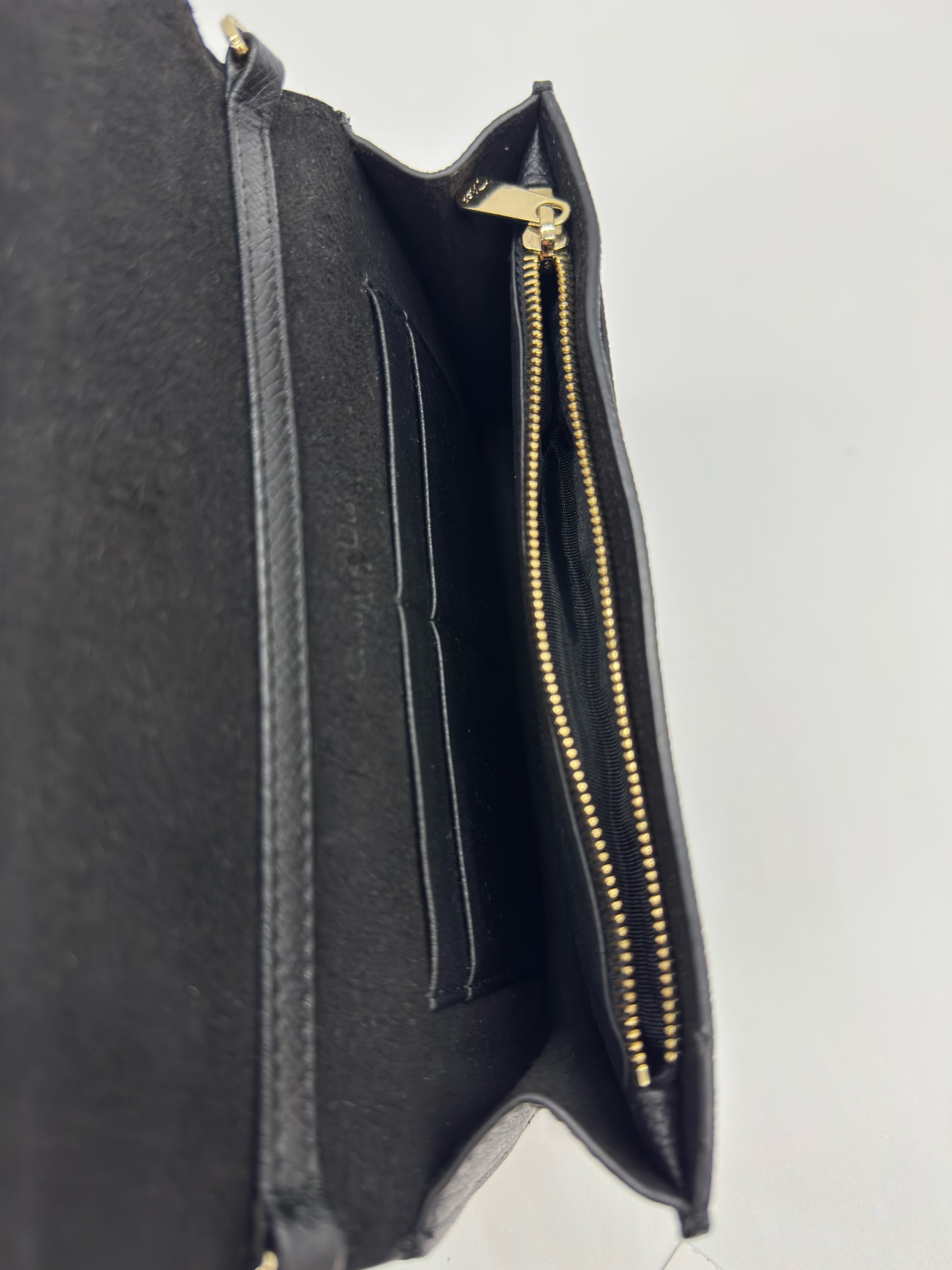 Interno della borsa a tracolla Borse Vintage in pelle nera con scomparti organizzati e tasca con zip dorata